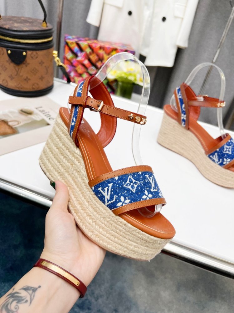 Sandals on platform