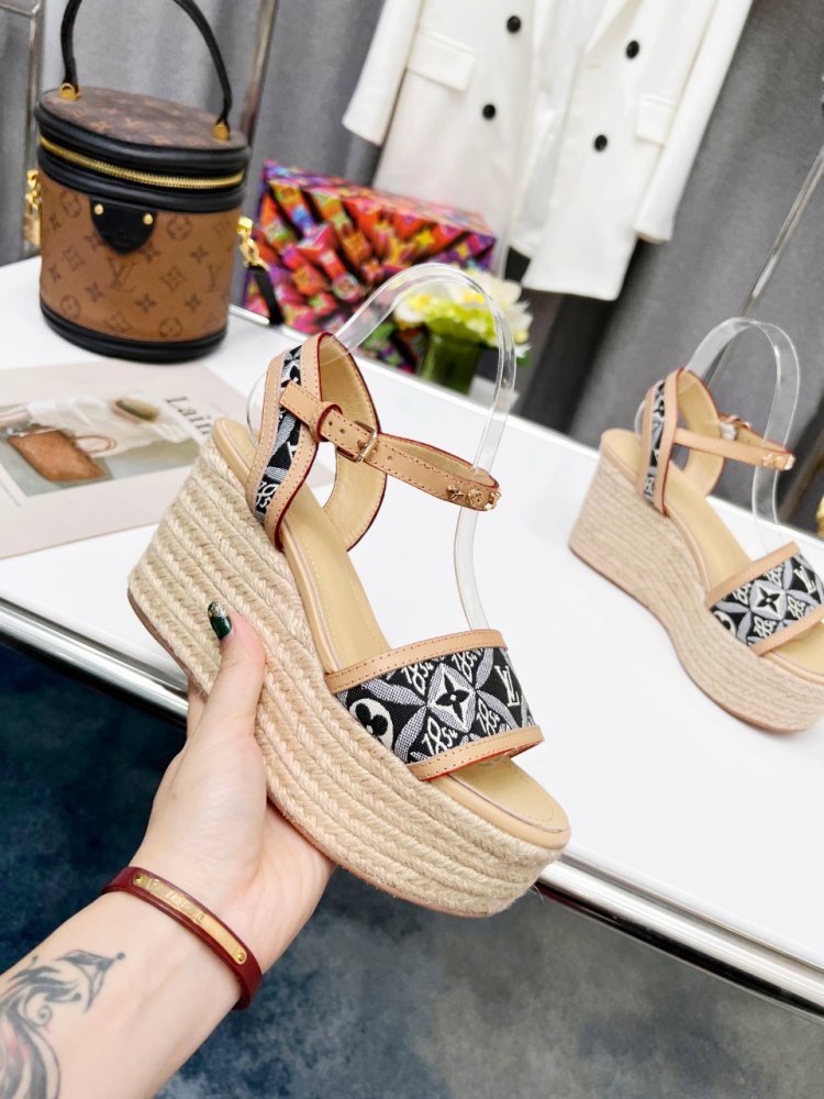Sandals on platform