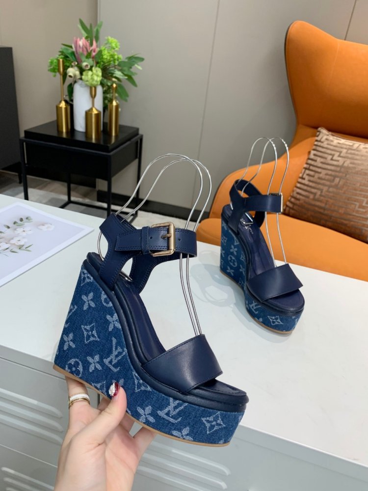 Sandals on platform