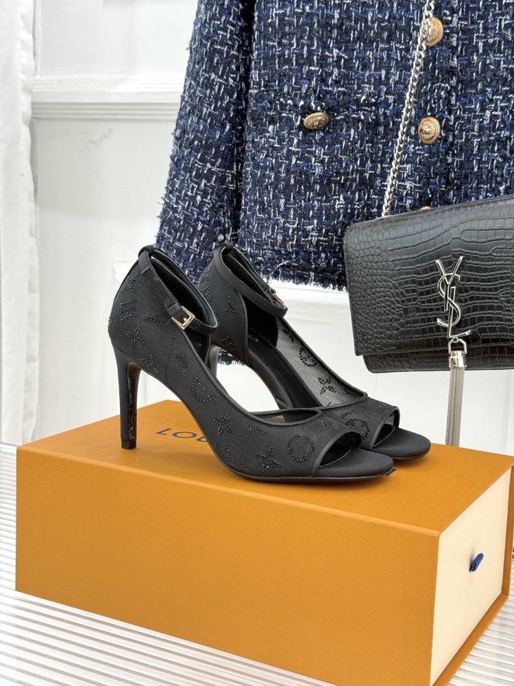 Sandals on stud of mesh from монограммным print