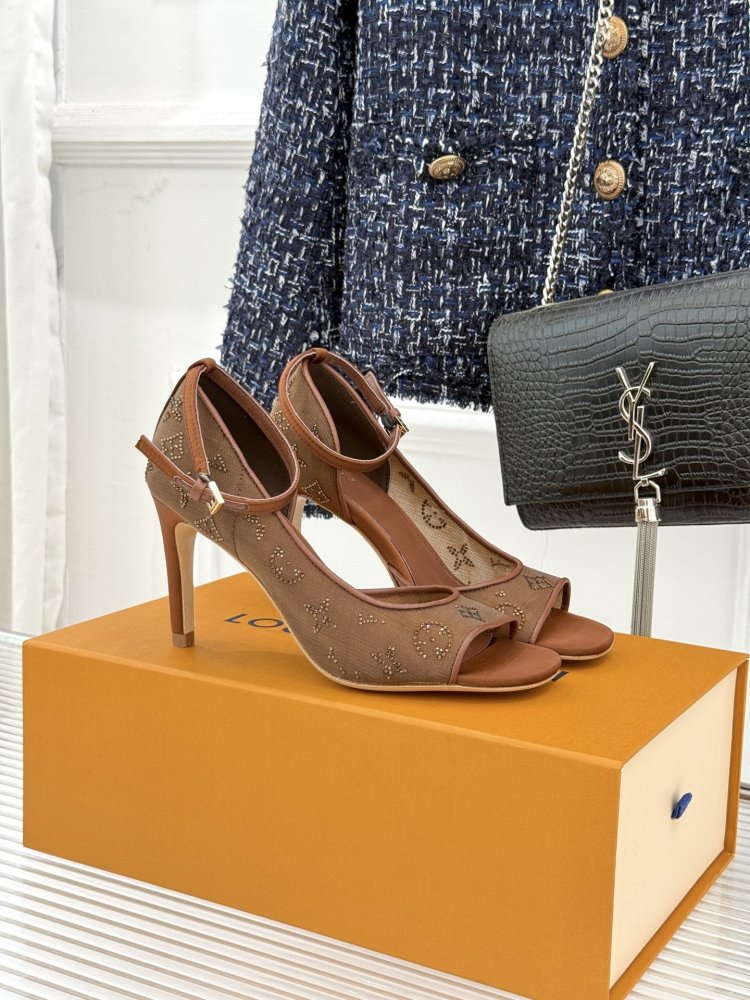 Sandals on stud of mesh from монограммным print