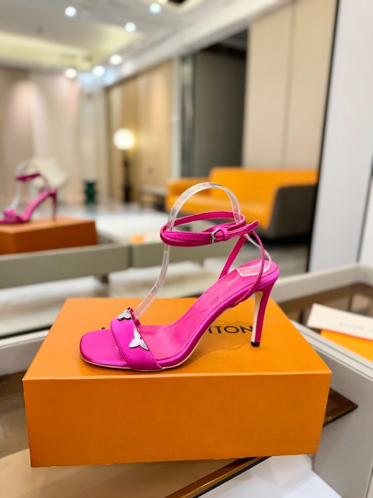 Sandals on stud from thin thongs and logo of crystals