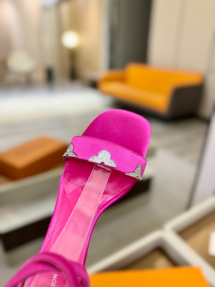 Sandals on stud from thin thongs and logo of crystals фото 8