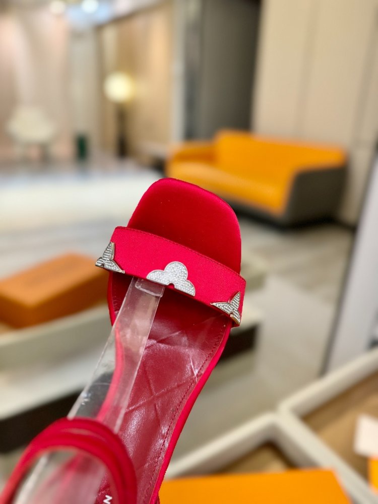 Sandals on stud from thin thongs and logo of crystals фото 8
