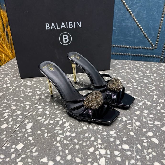 Босоножки на шпильке