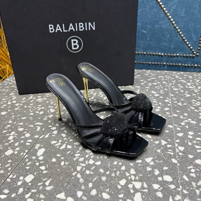 Босоножки на шпильке