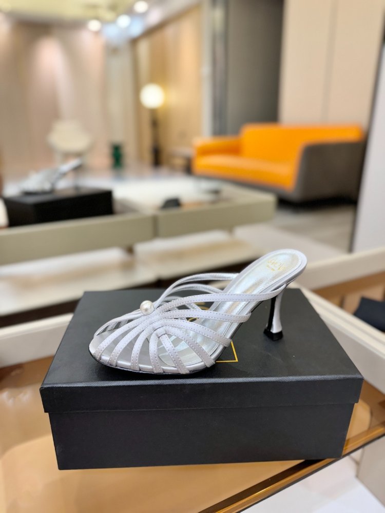 Sandals on stud