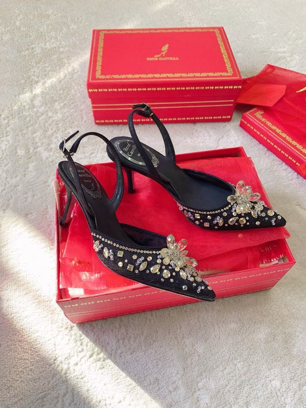 Босоножки на среднем каблуке