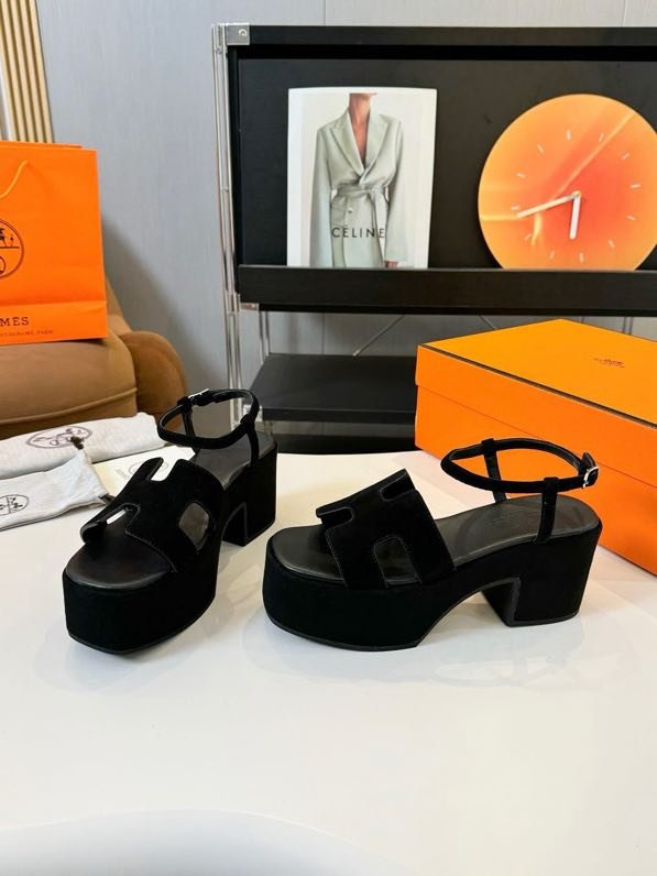 Босоножки на танкетке