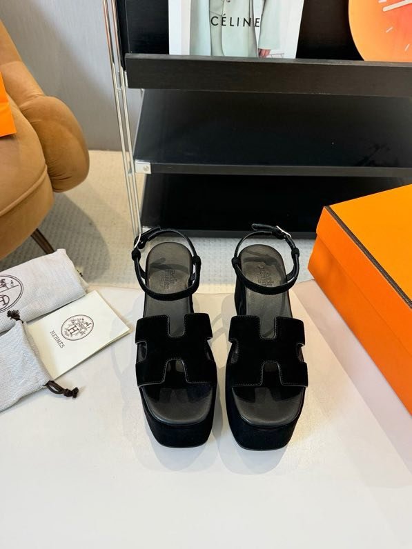 Босоножки на танкетке фото 3