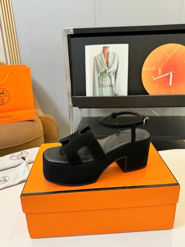 Босоножки на танкетке фото 6