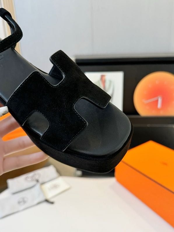 Босоножки на танкетке фото 7