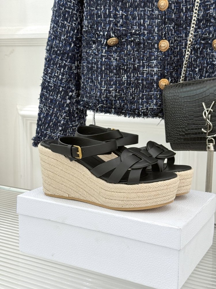 Босоніжки на товстої танкетці