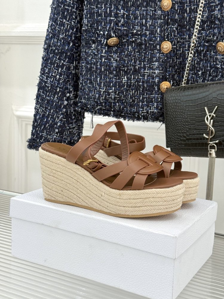 Босоножки на толстой танкетке