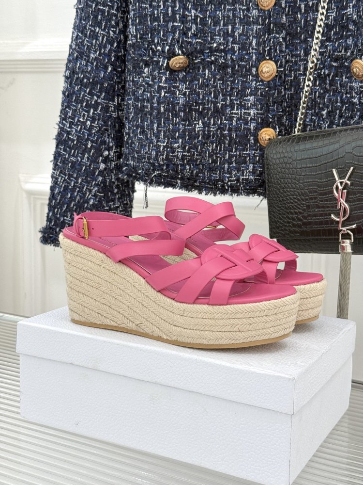 Босоніжки на товстої танкетці