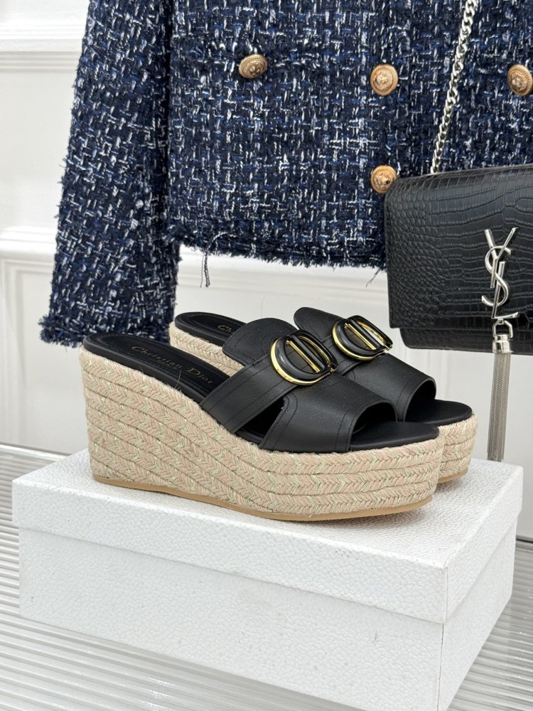 Босоніжки на товстої танкетці