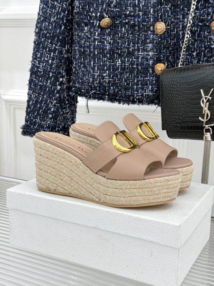 Босоніжки на товстої танкетці