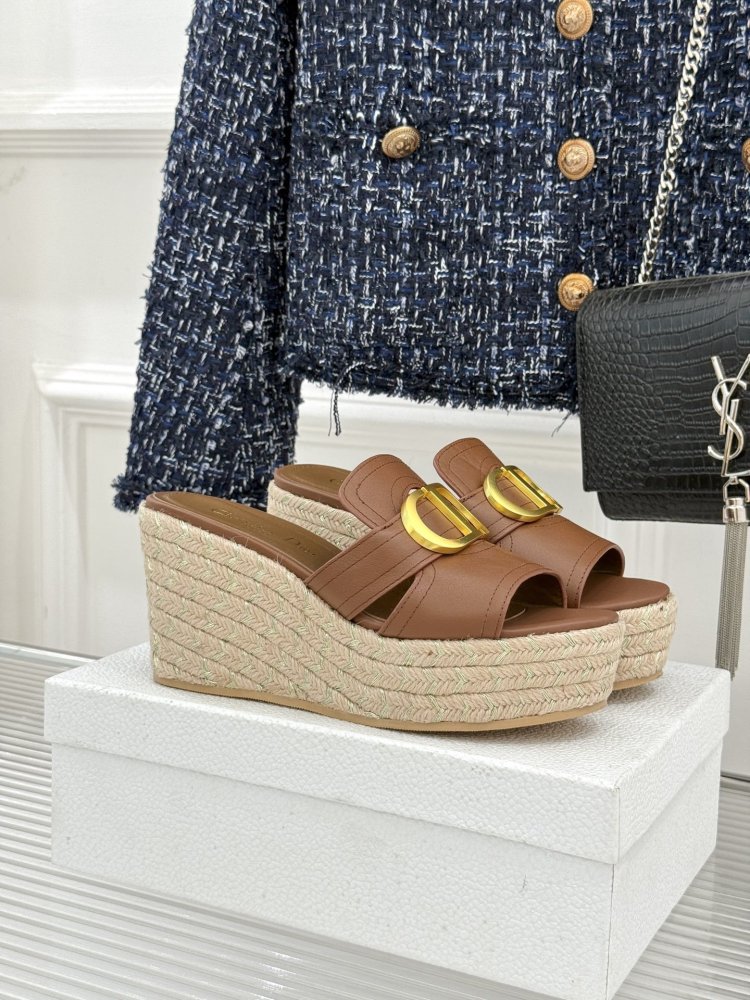 Босоножки на толстой танкетке