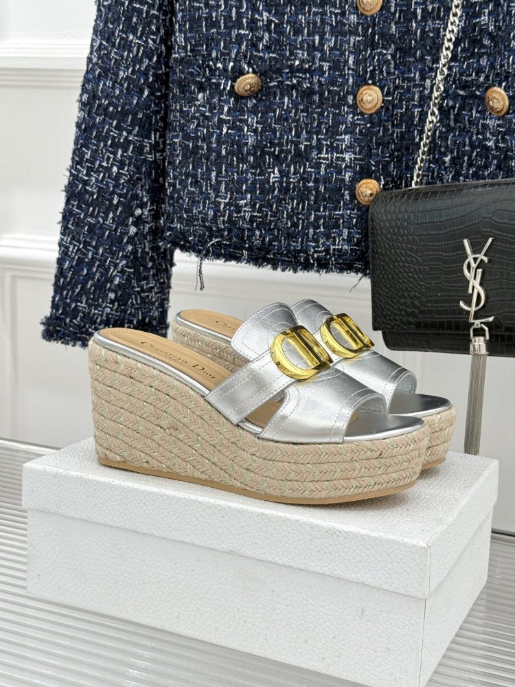 Босоніжки на товстої танкетці