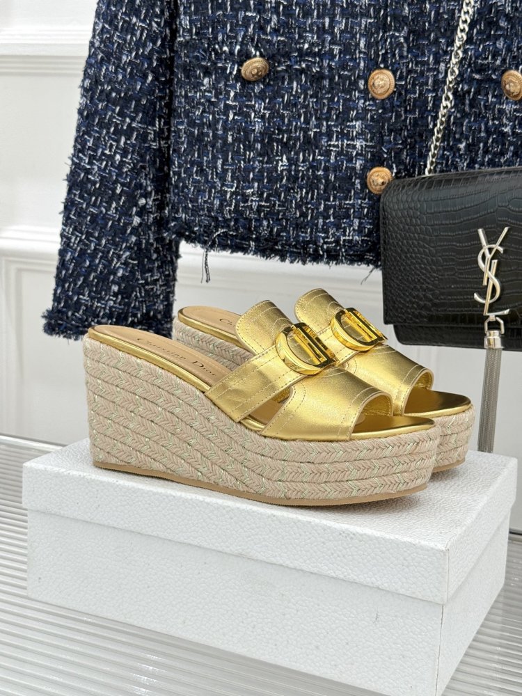 Босоніжки на товстої танкетці