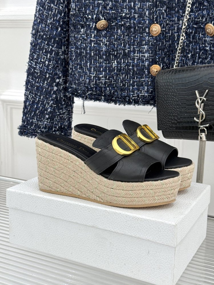 Босоножки на толстой танкетке