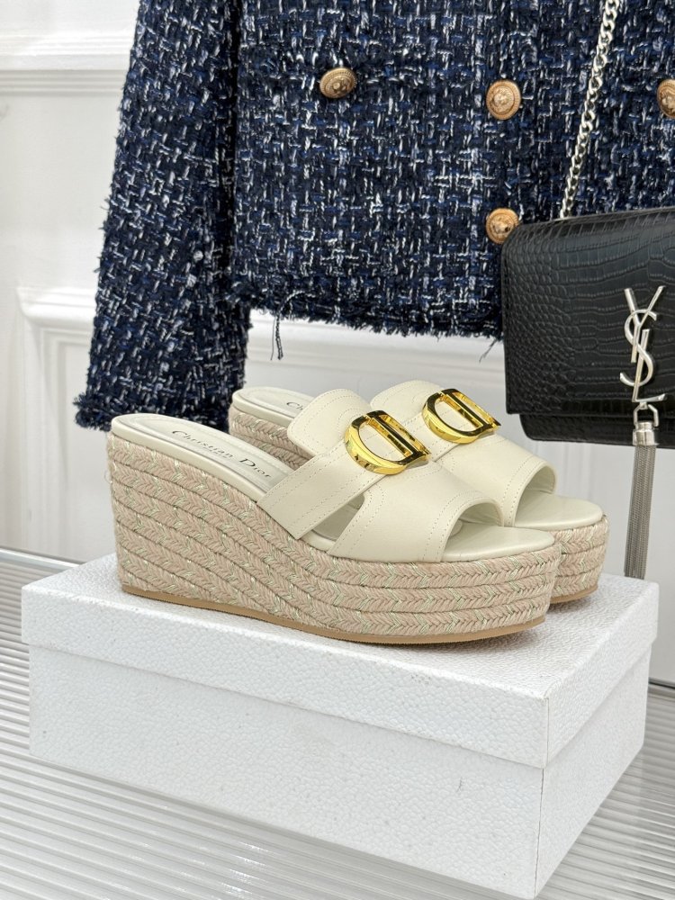 Босоножки на толстой танкетке