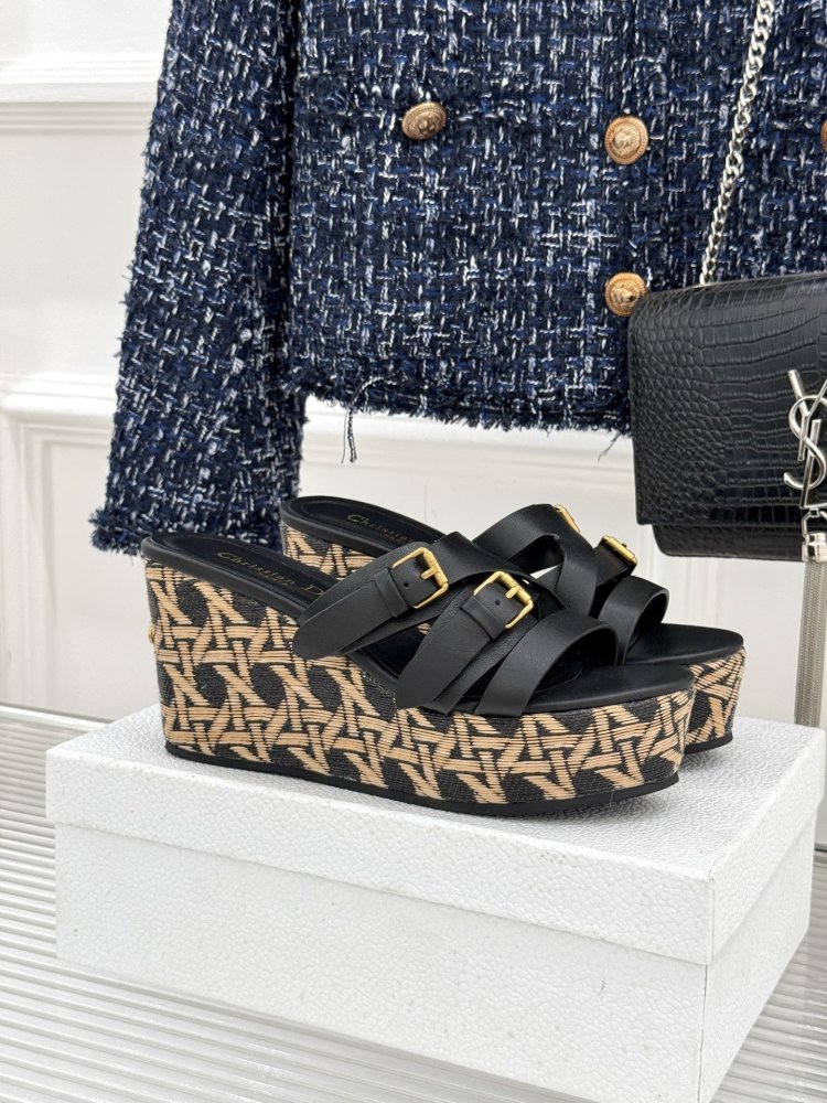 Босоніжки на товстої танкетці