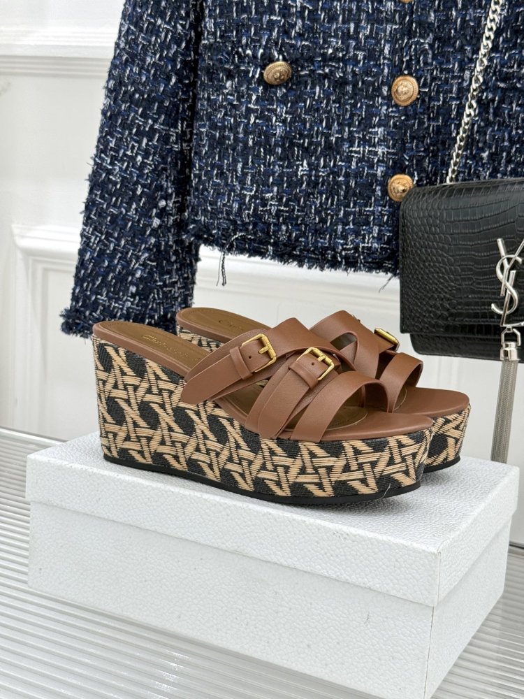 Босоножки на толстой танкетке