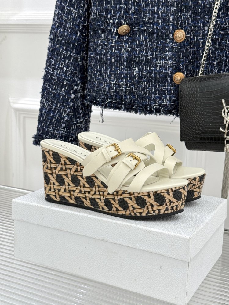 Босоножки на толстой танкетке