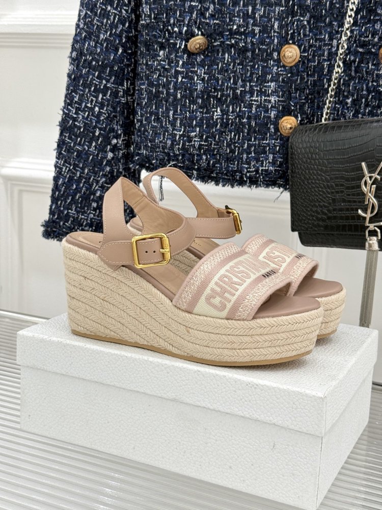 Босоножки на толстой танкетке