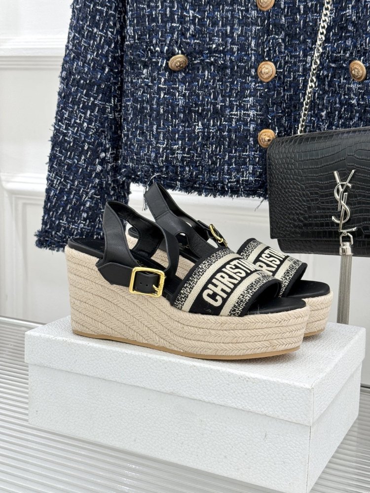 Босоножки на толстой танкетке