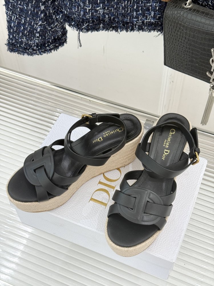 Босоніжки на товстої танкетці фото 2