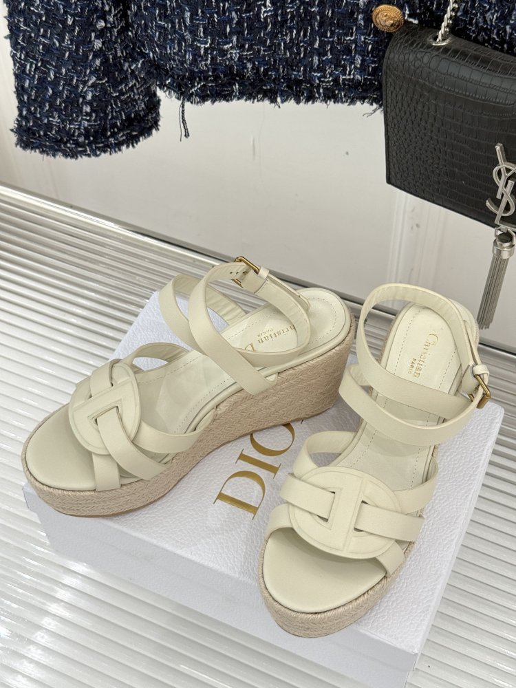 Босоніжки на товстої танкетці фото 2