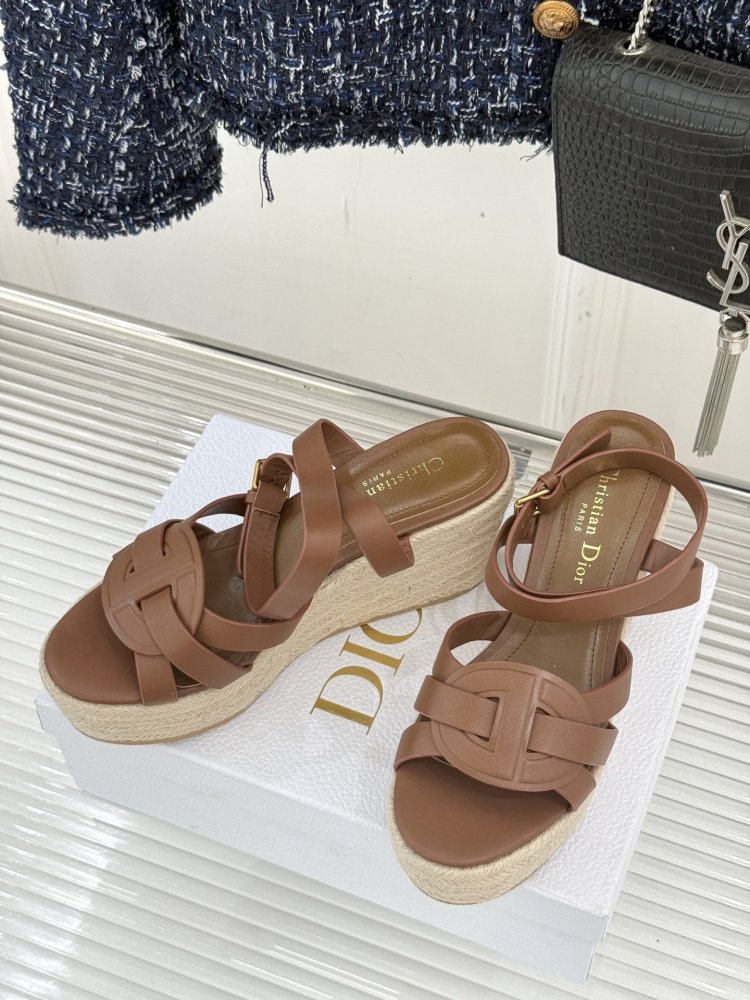 Босоножки на толстой танкетке фото 2