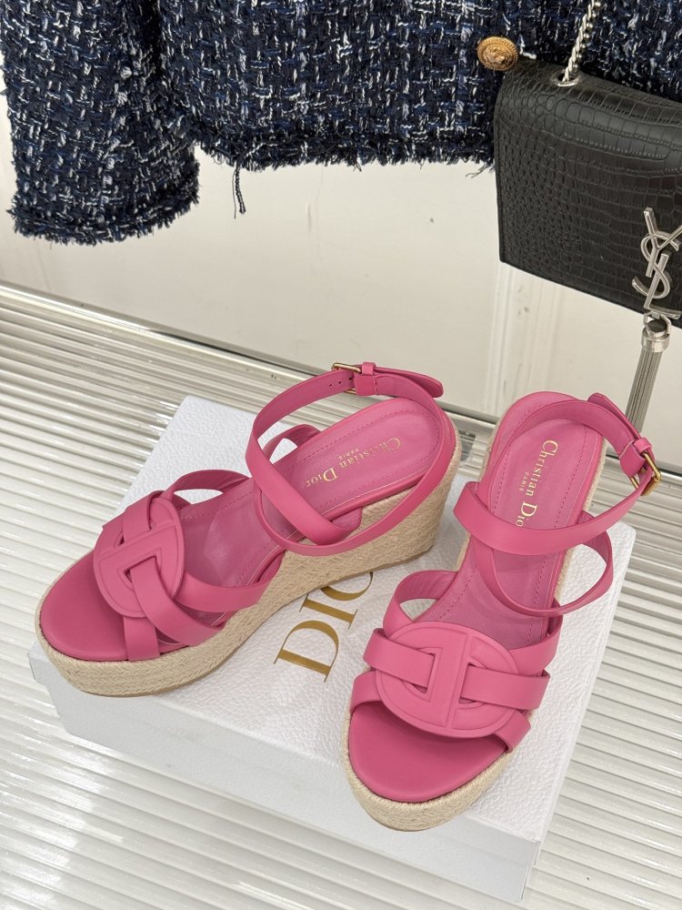 Босоніжки на товстої танкетці фото 2