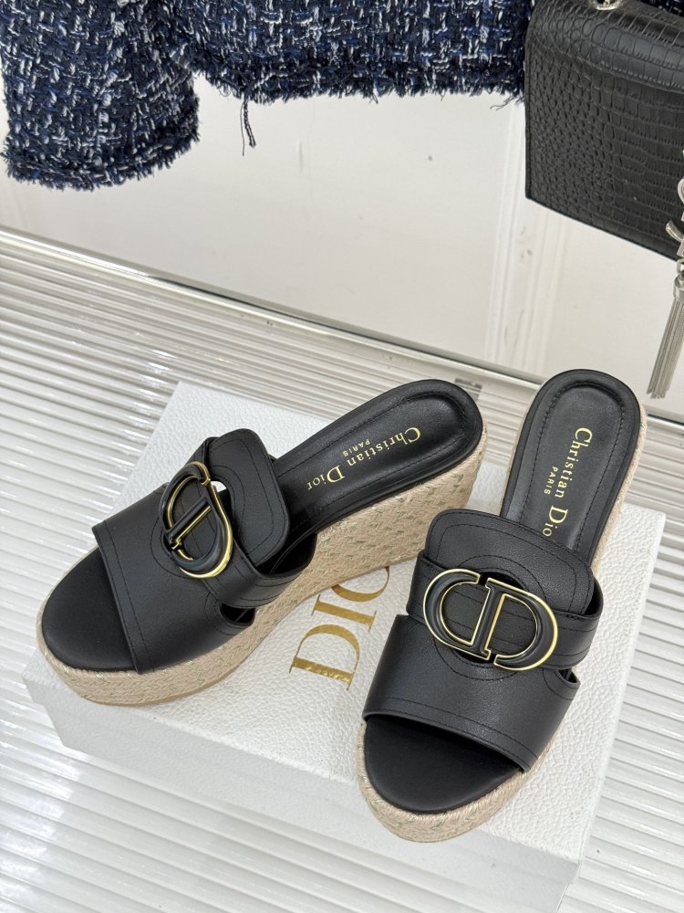 Босоніжки на товстої танкетці фото 2