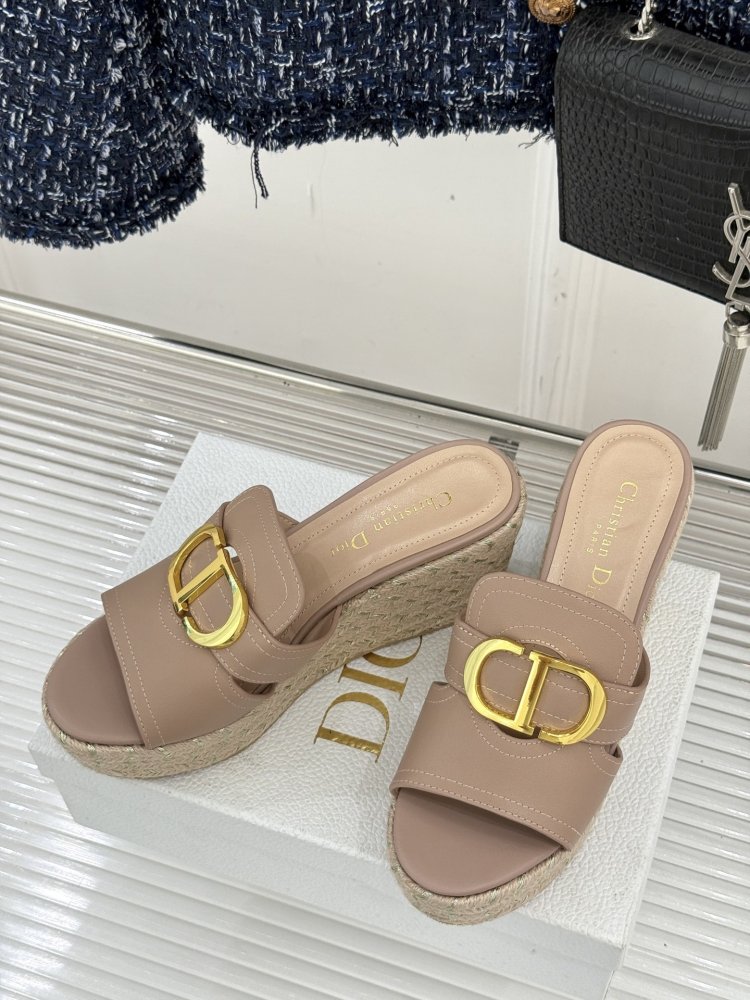 Босоніжки на товстої танкетці фото 2