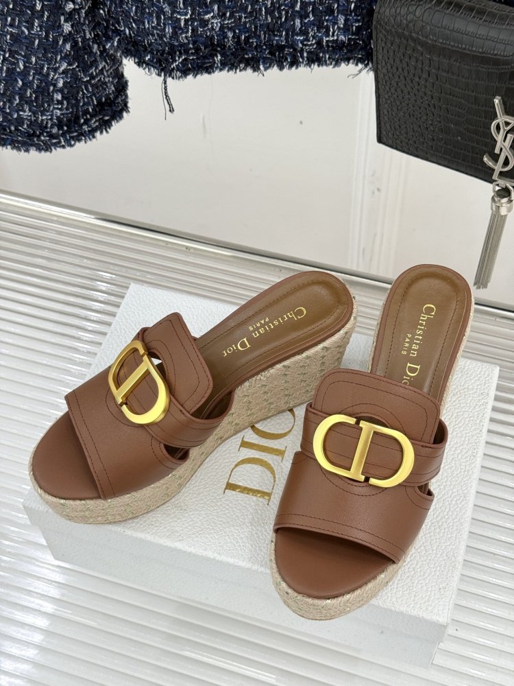 Босоножки на толстой танкетке фото 2