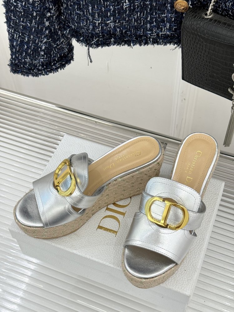 Босоніжки на товстої танкетці фото 2