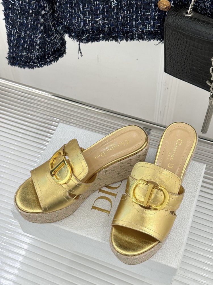 Босоніжки на товстої танкетці фото 2