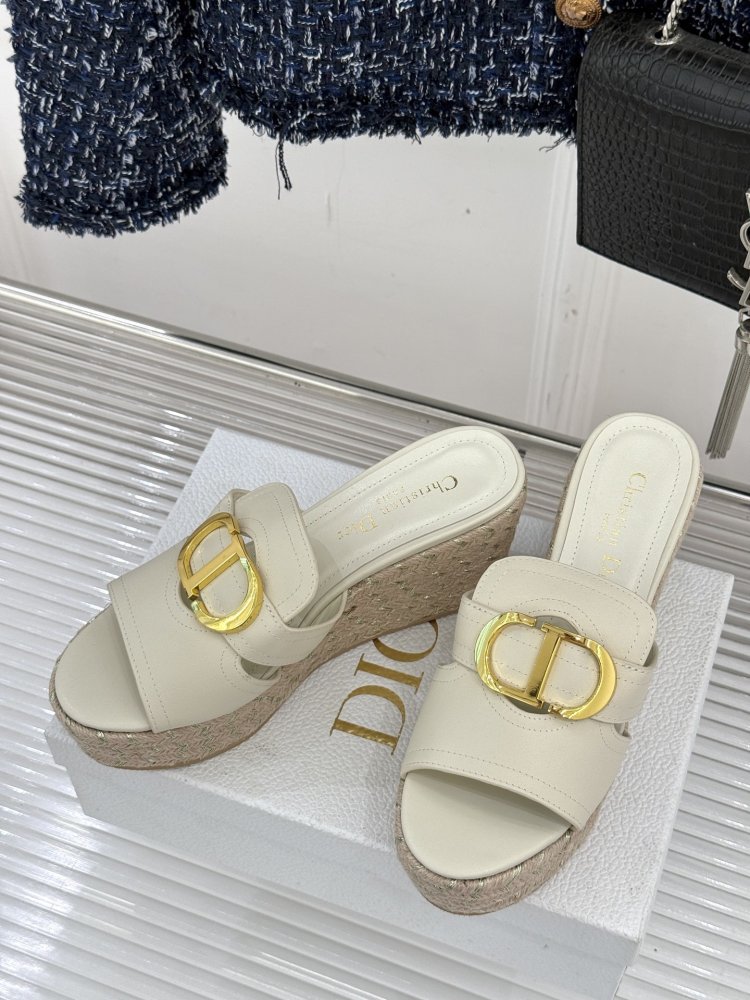 Босоножки на толстой танкетке фото 2