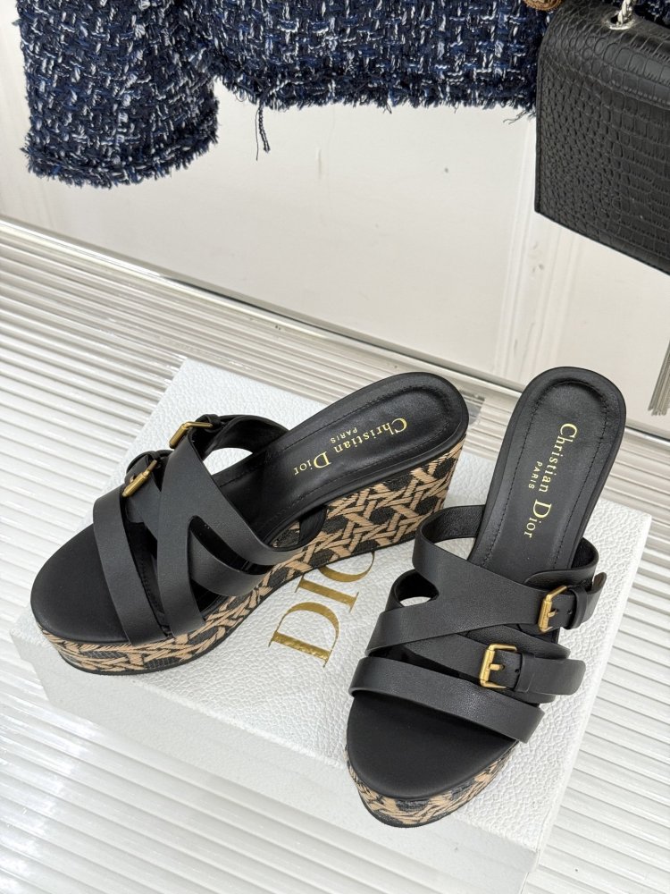 Босоніжки на товстої танкетці фото 2