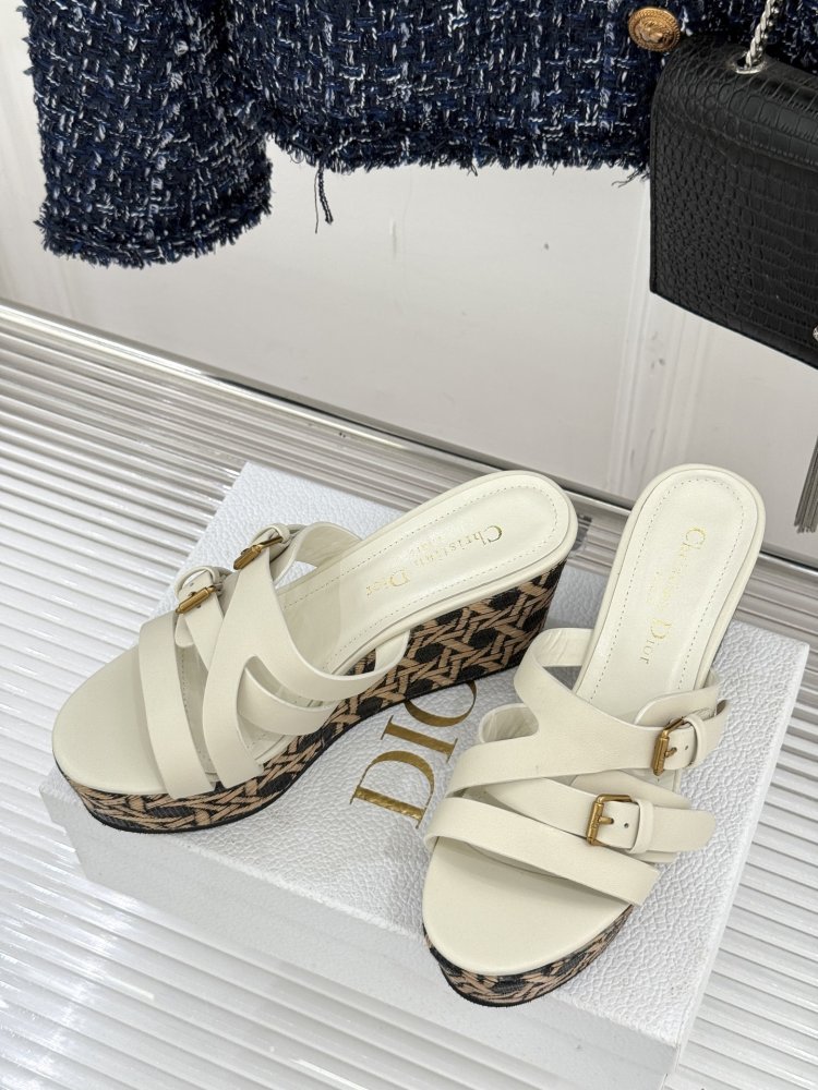 Босоножки на толстой танкетке фото 2