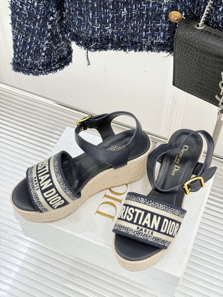 Босоножки на толстой танкетке фото 2