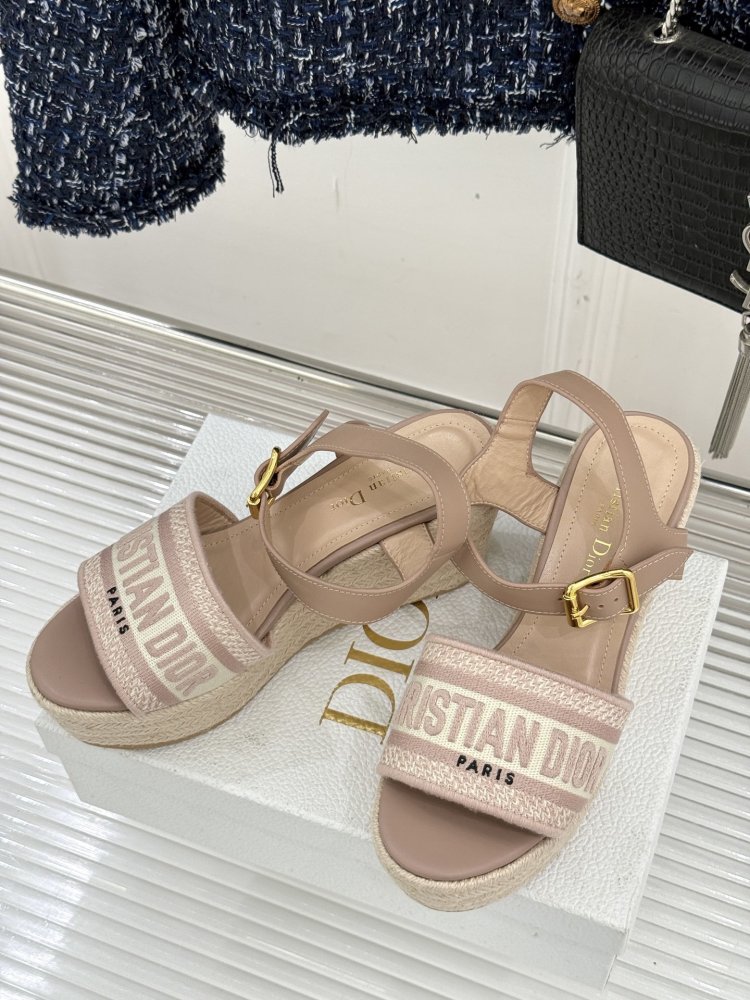 Босоножки на толстой танкетке фото 2