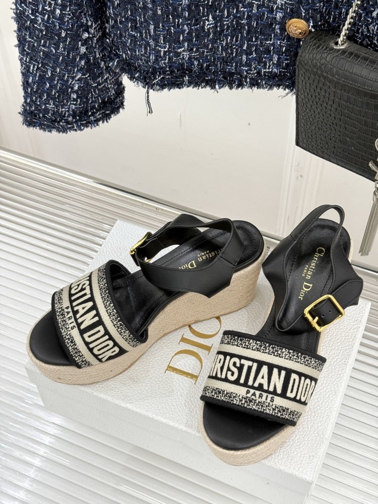 Босоножки на толстой танкетке фото 2