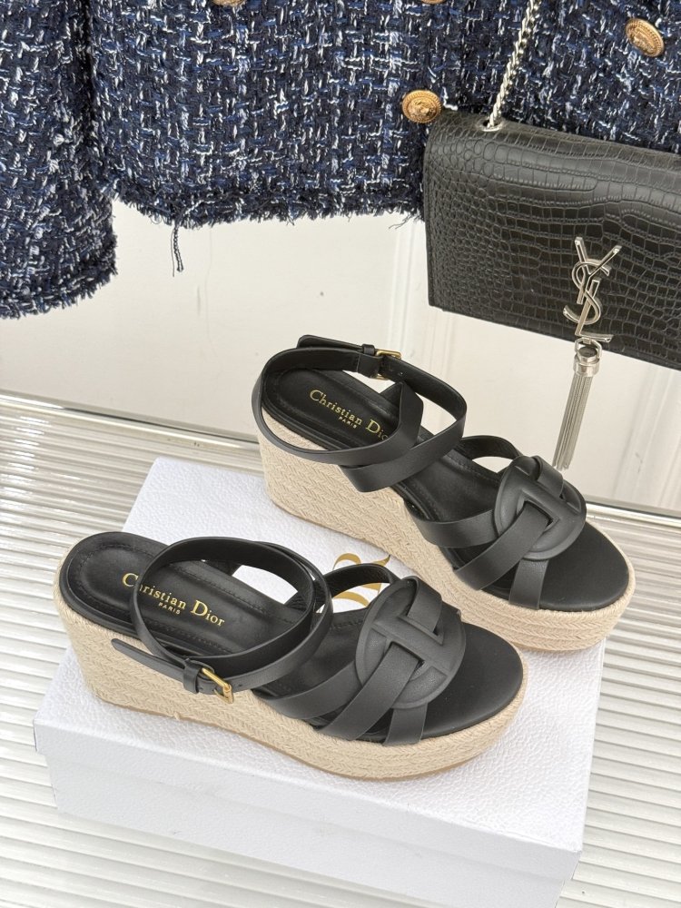 Босоніжки на товстої танкетці фото 3