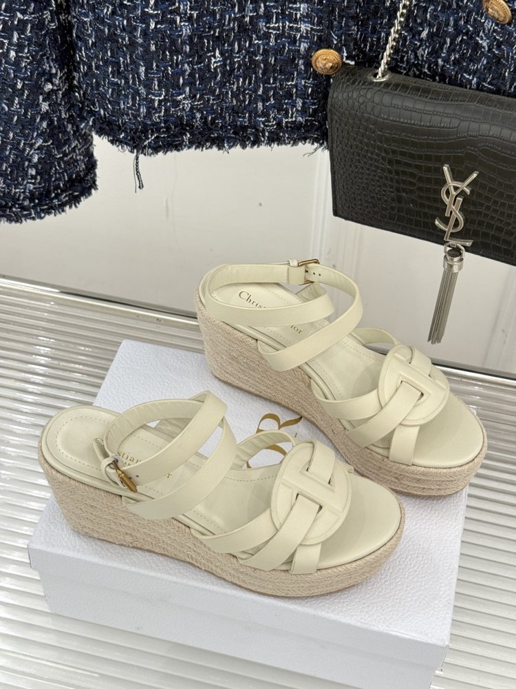 Босоніжки на товстої танкетці фото 3