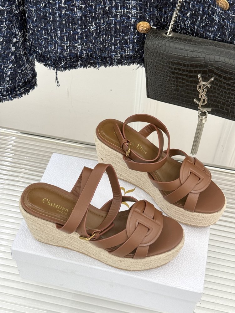 Босоножки на толстой танкетке фото 3