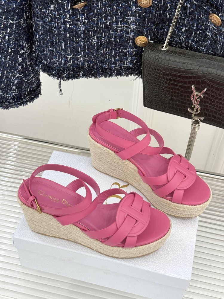 Босоніжки на товстої танкетці фото 3